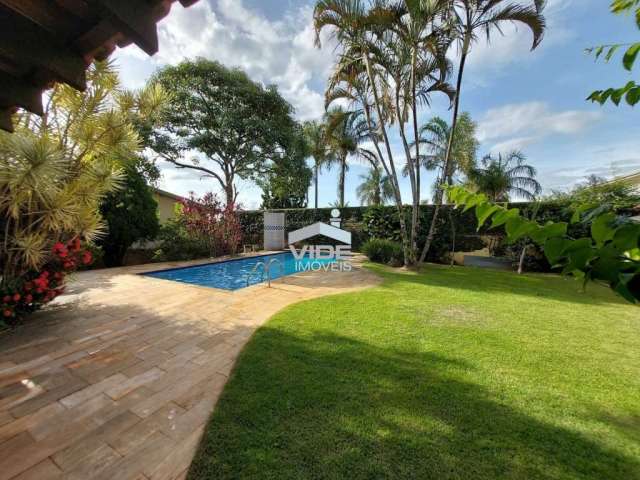 Vendo excelente casa em campinas no gramado em bucólico condomínio com três quartos sendo uma suíte e piscina.