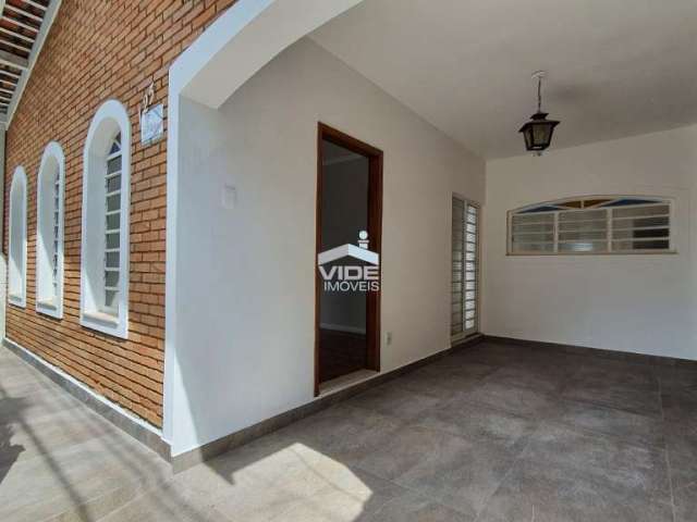 Alugo casa no cambuí  com 3 quartos, sendo uma suíte, comercial ou residêncial, repaginada!