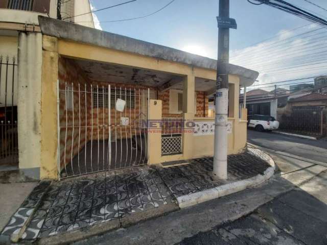 Casa térrea para moradia ou terreno pra construção 02 dorms, sala, cozinha, 02 vagas, ótimo local.