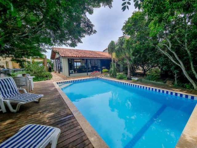 Casa independente à venda na Ferradura com piscina e vista mar!