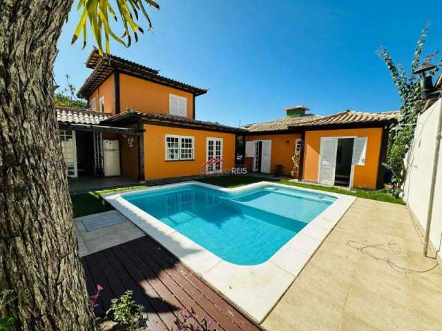 Casa com piscina a 100 metros da praia.