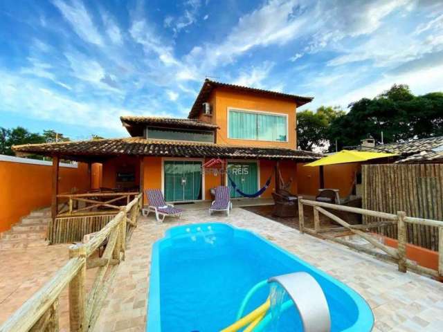 Casa com piscina e lazer privativo.