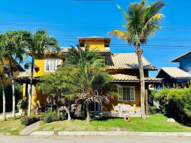 Casa com 3 suítes dentro de condomínio em Manguinhos.