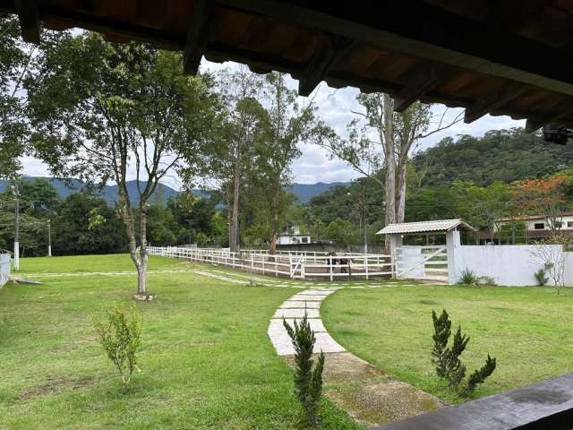 VENDO lindo sítio cinematográfico na melhor localização de TINGUÁ  cidade Nova Iguaçu RJ.