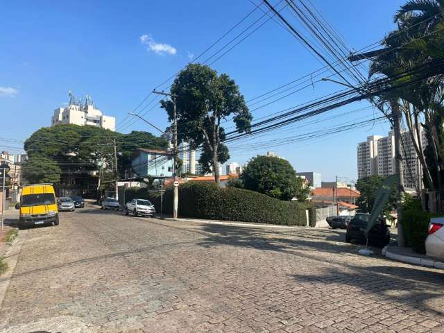 Casa à Venda em Área Comercial no Coração de Guarulhos de esquina com 500m² de Terreno, 166m² de Área Construída