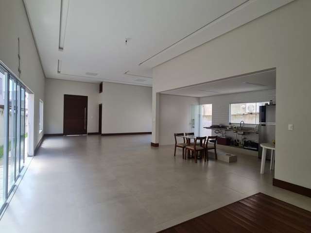 Casa em cond. c/ 500m² de terreno!!