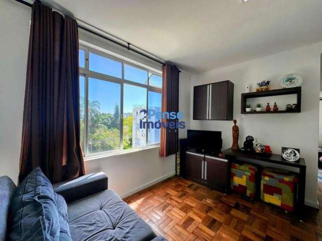 Apartamento semimobiliado, com vista livre, ensolarado, em frente à UDESC.