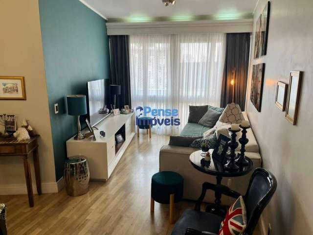 Apartamento  com 3 dormitórios, sendo 1 suíte,  sacada com vista livre, no centro de Florianópolis.