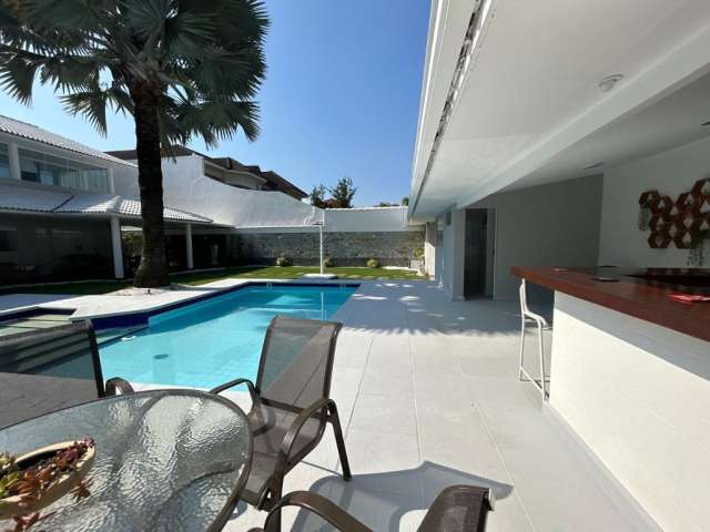 Linda casa 4 quartos , 3 suítes e 8 vagas condominio Santa Marina Barra da Tijuca