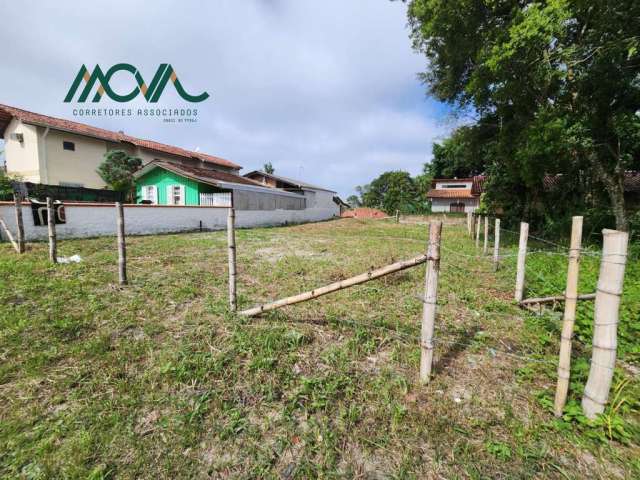 EXCELENTE terreno, aterrado e cercado. Pronto para construir, aproximadamente 200 metros da praia