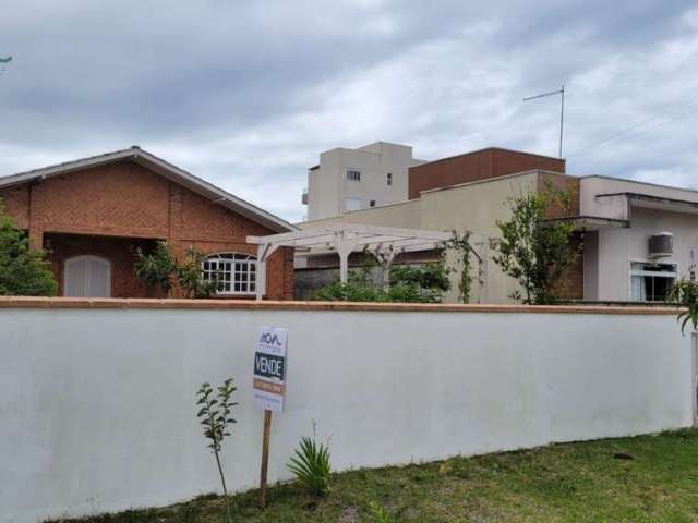 Casa à Venda em Itapoá - 3 Quartos, 100m da Praia, Oportunidade Imperdível!