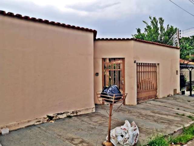 Casa à Venda 3 quartos, sendo 1 suíte no Parque Anhanguera em Goiânia/Go.