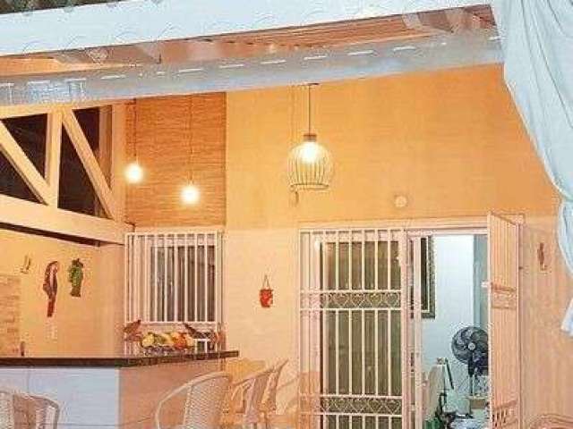 Casa Duplex com Deck e Chuveirão na Região Central do Eusébio, 03 Suítes (uma no piso inferior), 110m2, 02 Vagas, Excelente Localização Próximo a Praças e Igreja