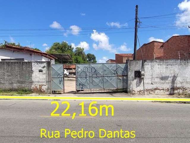 Terreno / Imóvel Comercial Próximo a Avenida do Aeroporto, BR 116 e Arena Castelão em Avenida de Grande Fluxo no Bairro Dias Macedo (1.052m2 de Terreno), Mede 22,16m X 47,80m, Totalmente Plano e Murad