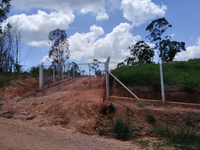 Terreno em Jundiaí, no bairro Caxambu, com 2270mts² Trata-se de amplo terreno para construção de chácara ou galpão, composto de 2 grandes platôs terraplanados e uma área de pomar aos fundos.