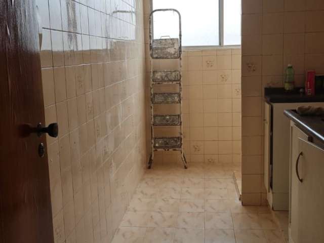 Excelente localização!!! Apartamento mobiliado e com armários nos quartos e na cozinha -  2 dormitórios 55 metros, 1 vaga.