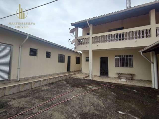 Casa padrão Sobrado e edícula, possui 3 dormitórios sendo 1 suite, a venda na praia de Itanhaém.