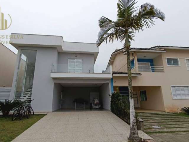 Casa Alto padrão em condomínio. Possui  3 dormitórios, sendo 2 suítes e piscina.