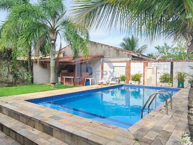 Casa com 03 dormitórios sendo 02 suítes e piscina a venda no Jardim Lindomar em Itanhaém