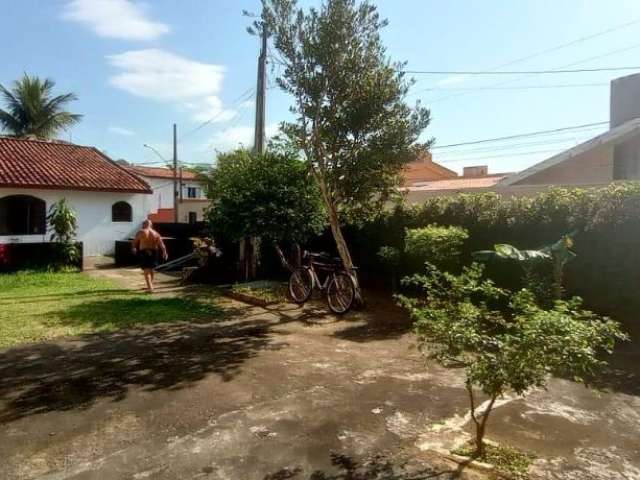 Casa no bairro Praia dos Sonhos em Itanhaém. Possui 02 dormitórios e edicula.