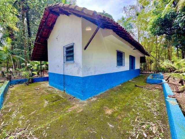 Chácara a venda em Itanhaém, possui poço artesiano, casa de caseiro e arvores.