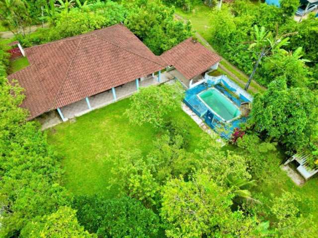 Chácara no Jardim Aguapeú, em Itanhaém . Possui piscina e 3 dormitórios.