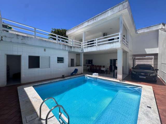 Casa com piscina, 4 dormitórios sendo 4 suites a venda na praia de Mongaguá.