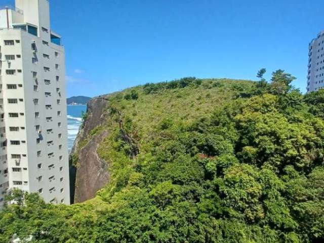 Apartamento com sacada vista mar e área verde na praia da Pitangueiras-Guarujá/SP.