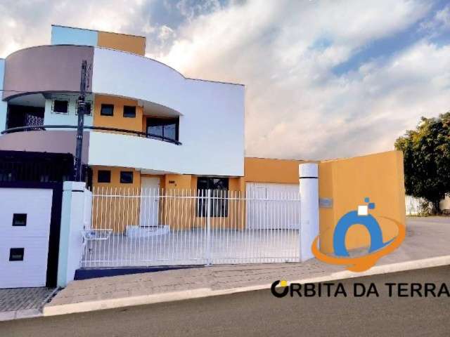 Casa à venda em Curitiba-PR, Xaxim: 3 quartos, 1 suíte, 1 sala, 3 banheiros, 4 vagas, 160,00 m². Aproveite!