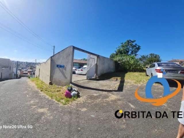 Imóvel com duas casas: Primeira casa: 3 dormitórios,1 banheiro social, sala, cozinha, área de serviço, 3 vagas de garagem cobertas com churrasqueira,