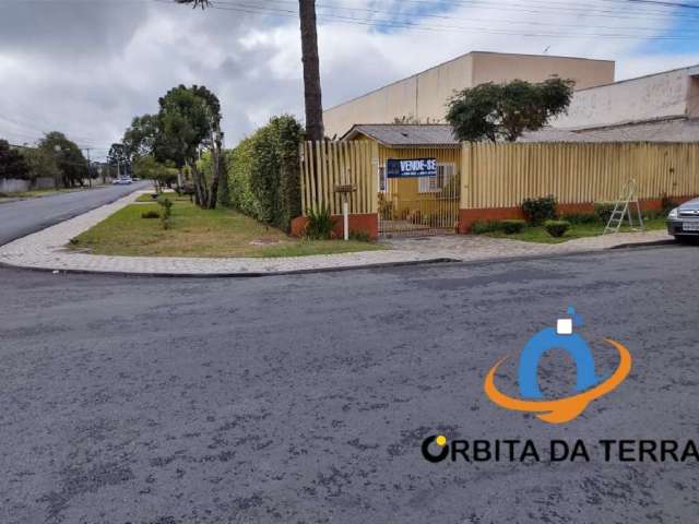 Terreno de 377 m², mercado ao lado com açougue e padaria, rua recém asfaltada, terreno possui 3 casas