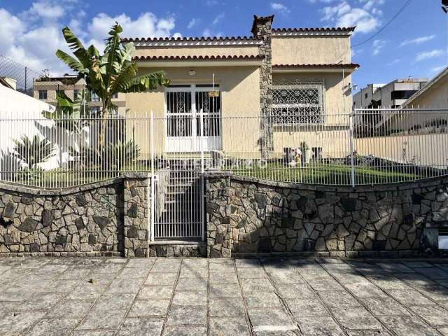 Casa à venda, 3 quartos, 2 suítes, 4 vagas, Alto - Teresópolis/RJ