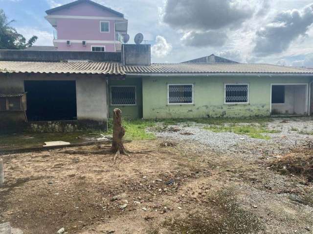 Casa no Caminho novo com amplo terreno de esquina e fácil acesso a BR 101