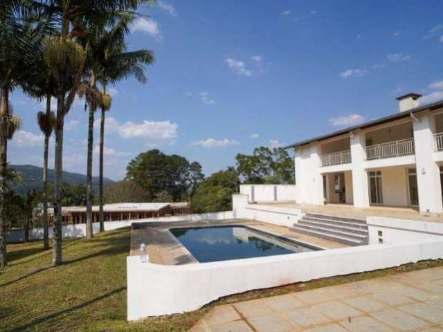 Casa de luxo em condomínio na Represa, Mairiporã-SP: 6 quartos, 5 suítes, 6 banheiros, 4 vagas, 600m². Venha conferir!