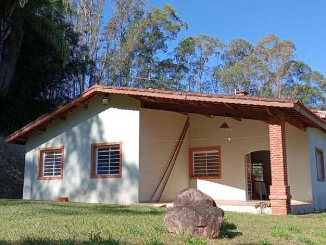 Chácara à venda em Nazaré Paulista-SP, bairro Rural: 3 quartos, 1 suíte, 1 sala, 2 banheiros, 10 vagas de garagem, 100m² de área.