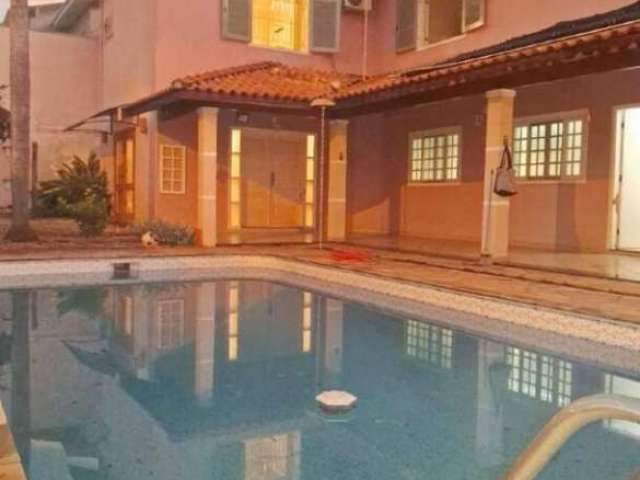 Casa estilo colonial com piscina em condomínio fechado