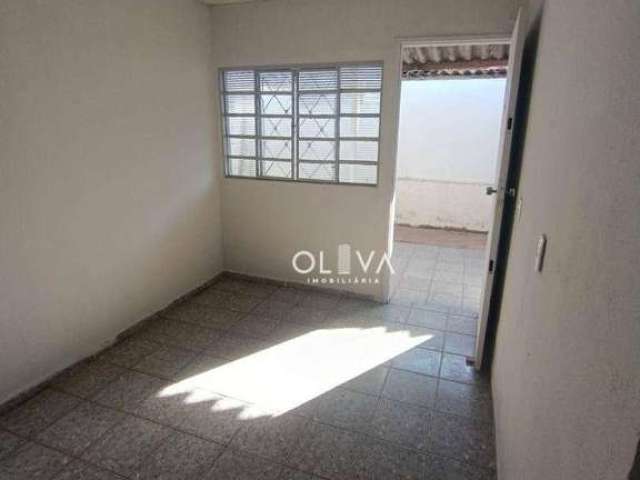 Casa com 1 dormitório para alugar por R$ 700/mês - Jardim Simões - São José do Rio Preto/SP