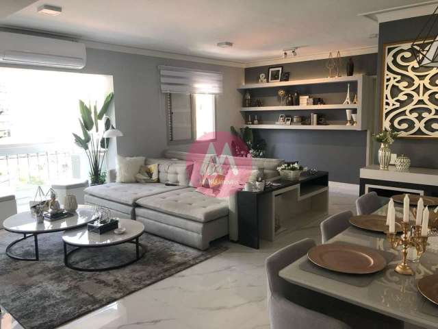 Apartamento à venda em Moema, com 2 suítes e 2 vagas.