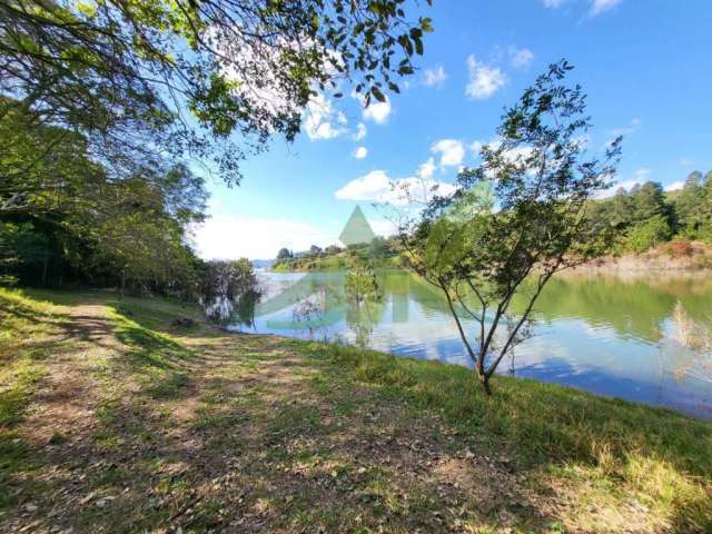 Sítio à beira da represa em Piracaia: Um refúgio de tranquilidade e beleza