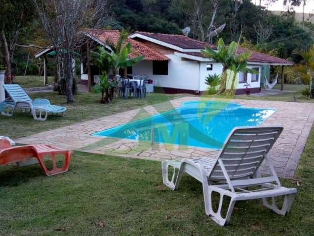 Linda Chácara em Piracaia: 1600m², Piscina, Lago, Poço, e Mais!