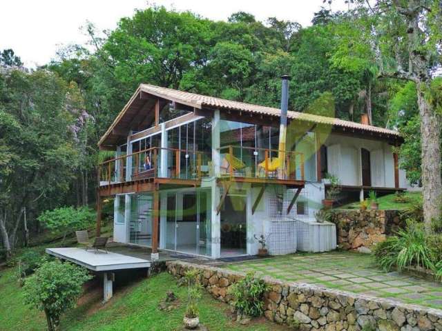 Linda casa de vidro à venda no Clube da Montanha, em Atibaia