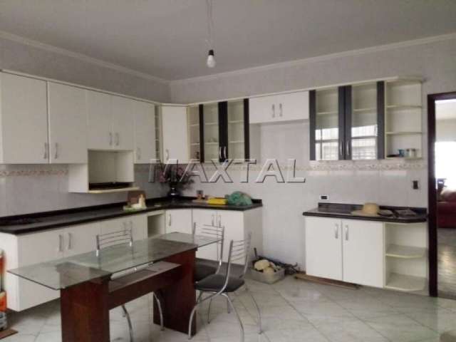 Casa 270m² com 3 dormitórios, 1 suíte, sala, cozinha, lavanderia possui uma edícula. 5 vagas.