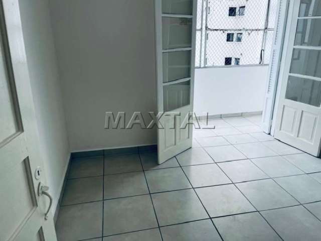 Apartamento à venda, de 69m², com 2 dormitórios, sem elevador e sem garagem. Em Santana.