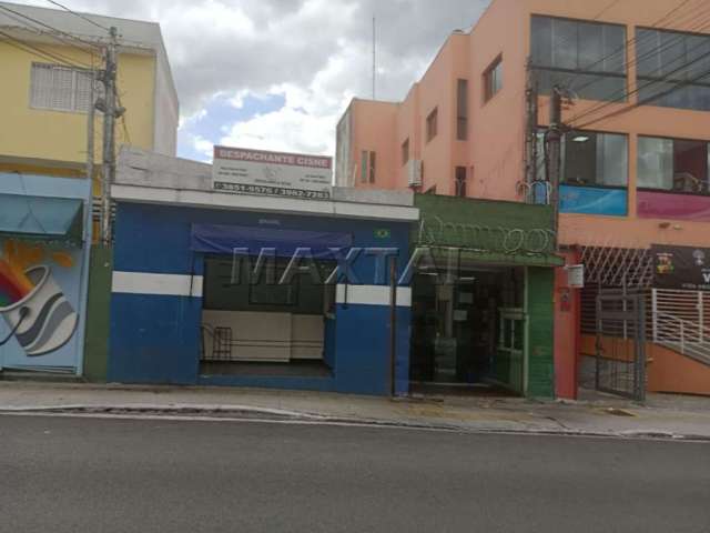 Prédio comercial  com 2 lojas de rua à venda na Parada pinto, com 8 salas e 3 banheiros.
