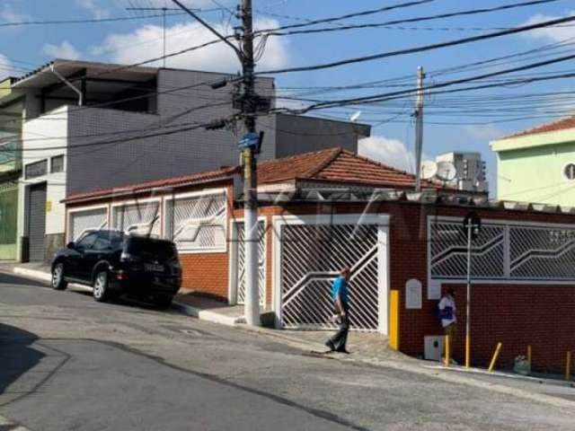 Casa 220m², 3 dormitórios, 2 suítes, sala ampla, 2 vagas em rua tranquila.