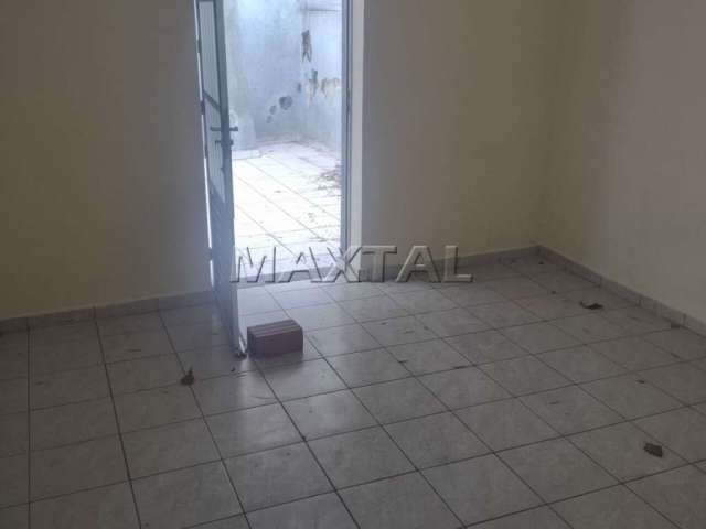 Apartamento de 02 dormitórios,1 banheiro,1 sala.1 cozinha, 500 metros ,sem vaga