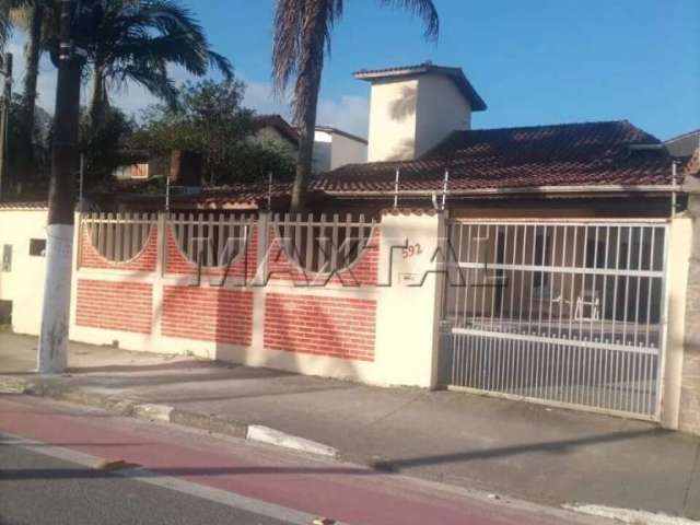 Casa à venda em Bertioga na Rua Oswaldo Cruz,  à 700 metros da praia,  com 3 suítes e 4 vagas.