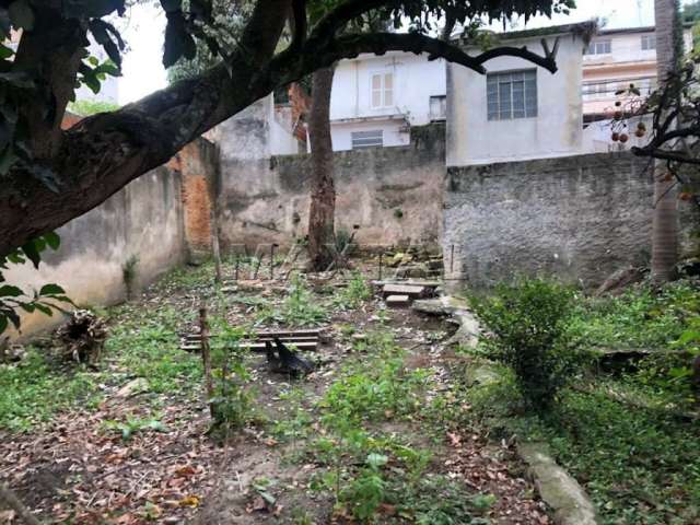 Terreno com uma casa antiga, com 10 metros de frente e 56,45 metros de frente aos fundos.