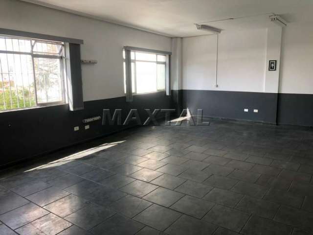 Sala Comercial na Região de Santa Teresinha com 72m², com 2 salas e 1 banheiros.