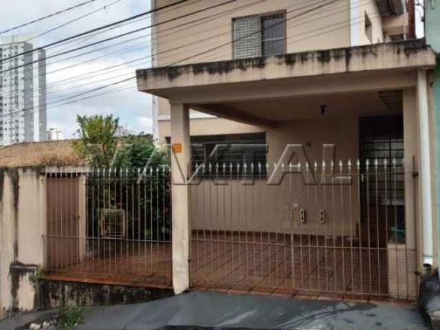 Sobrado à venda com 3 quartos, sendo 1 suíte, sala 2 ambientes e com 2 vagas de garagem.